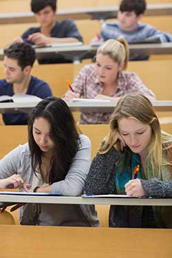 Etudiants dans un amphithéâtre